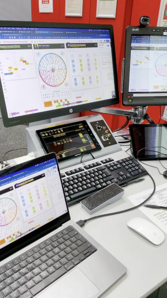 explorer-labs-facilitation-programme-modules-presenting